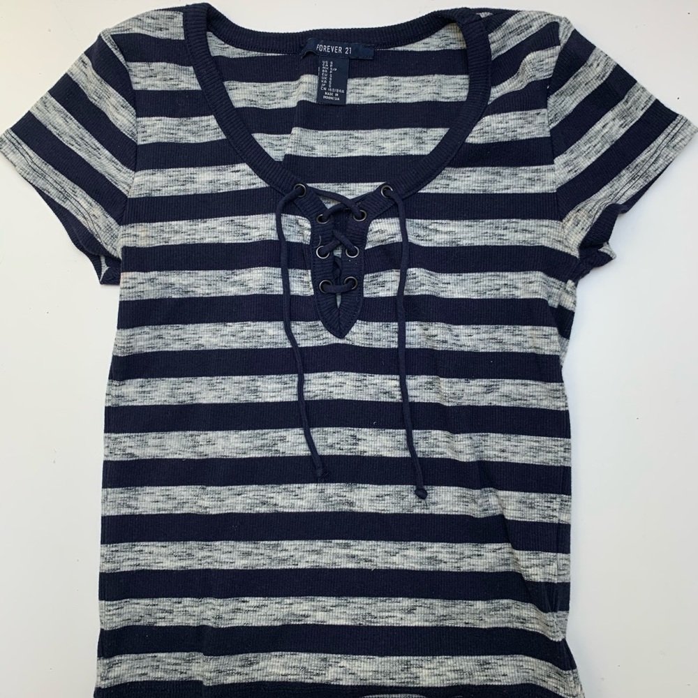 FOREVER 21 T-SHIRT